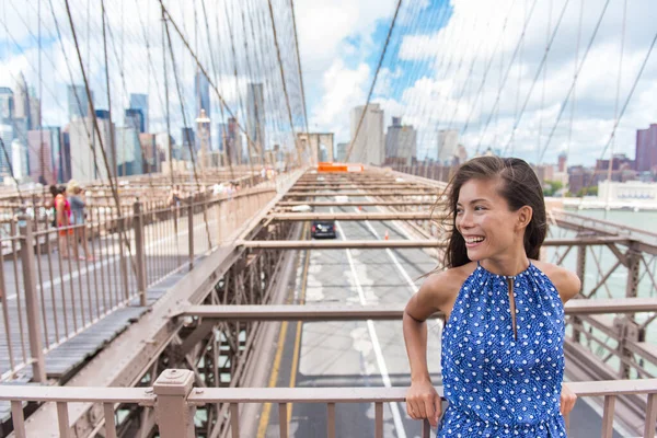ブルックリン橋のアジア人女性-ニューヨーク旅行ウェブサイト — ストック写真