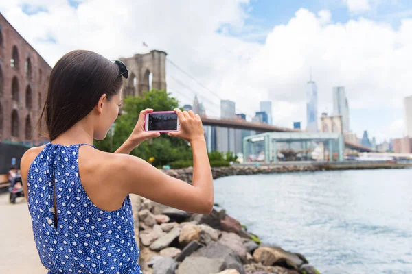 Turist tar mobil bild av New York skyline — Stockfoto