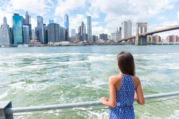 New York tourist looking at Manhattan skyline view — Stock Photo, Image