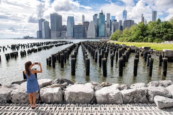 Τουριστική γυναίκα της Νέας Υόρκης λήψη φωτογραφιών κινητό τηλέφωνο — Φωτογραφία Αρχείου