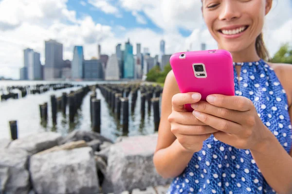 Sms texting phone girl on summer New York travel — Stock Photo, Image