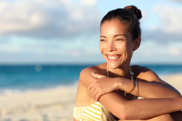 Glad frisk asiatisk kinesisk kvinna ler på stranden — Stockfoto