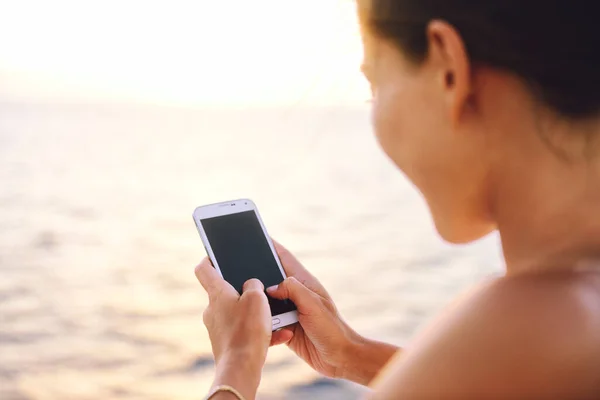 Mulher Smartphone mensagens de texto no aplicativo de mídia social — Fotografia de Stock