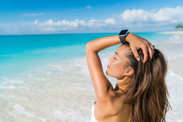 Smartwatch pláž žena relaxační s hodinkami na zápěstí — Stock fotografie