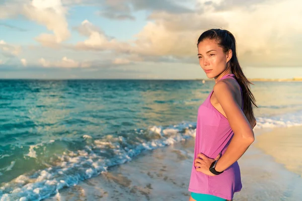 Smartwatch mujer en la playa viviendo una vida saludable —  Fotos de Stock