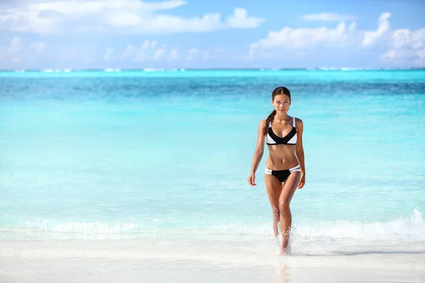Praia sexy biquíni mulher asiática saindo da água — Fotografia de Stock