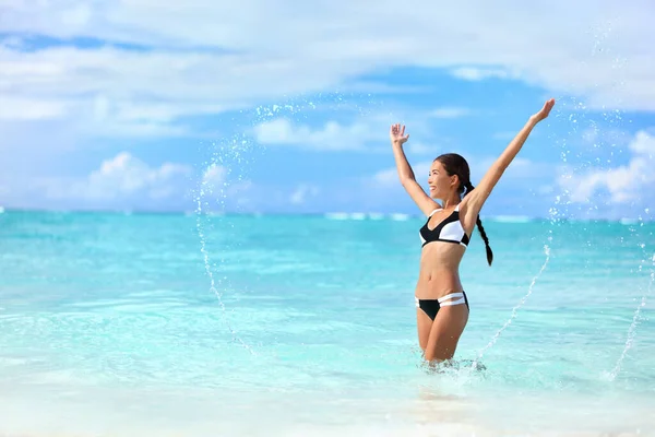 Šťastné bikiny žena baví koupání v oceánu — Stock fotografie