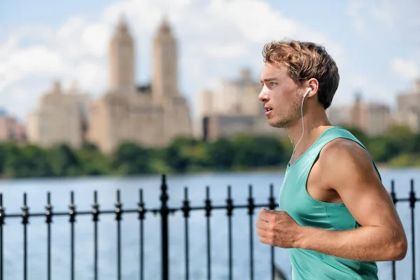 Влітку людина біжить у Центральному парку Манхеттена. — стокове фото