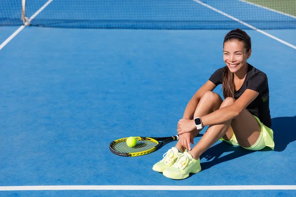 スポーツスマートウォッチを身に着けているテニスプレーヤーの女性 — ストック写真