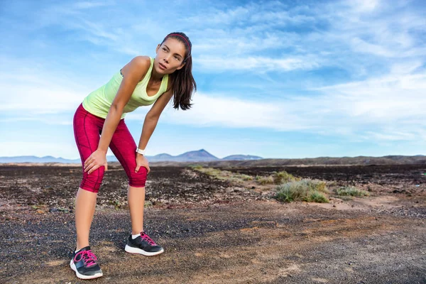 Trail runner descansando running break respirando cansado — Fotografia de Stock