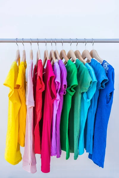 Мода одежда на вешалке красочный шкаф — стоковое фото
