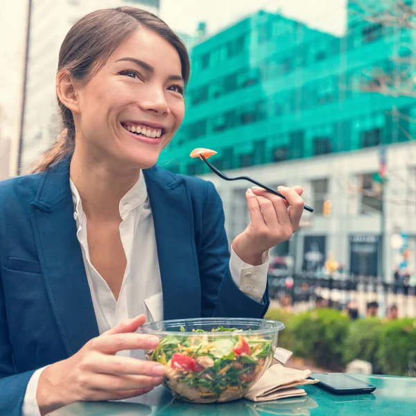 Aziatisch zakenvrouw eten gezond op het werk — Stockfoto