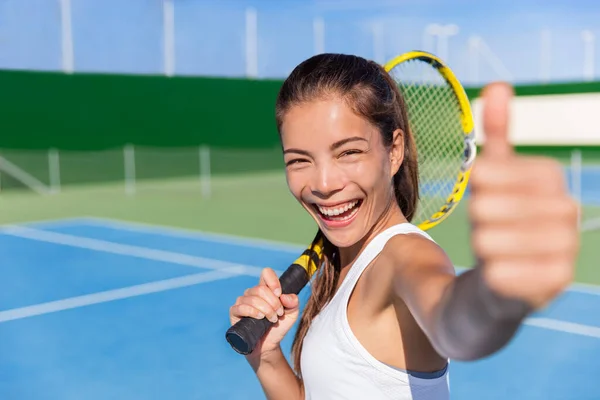 快乐的亚洲网球选手女孩大拇指向上游戏乐趣 — 图库照片