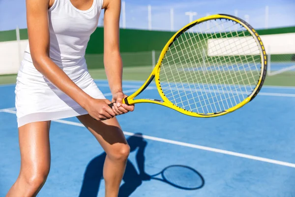 Tenista mujer lista para jugar en la cancha —  Fotos de Stock