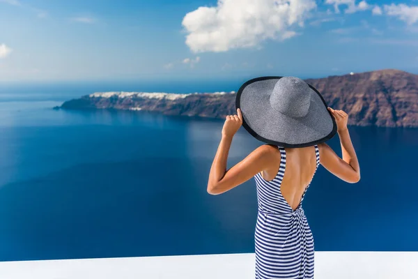 Evropa luxusní Santorini cestovní destinace žena — Stock fotografie