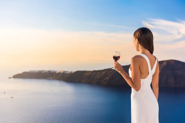 Mujer bebiendo vino tinto en terraza de lujo — Foto de Stock