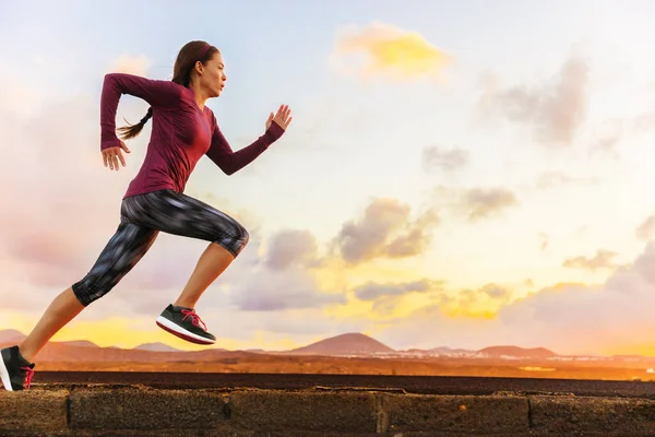 Ścieżka sportowca biegnie kobieta biegacz szkolenia cardio — Zdjęcie stockowe