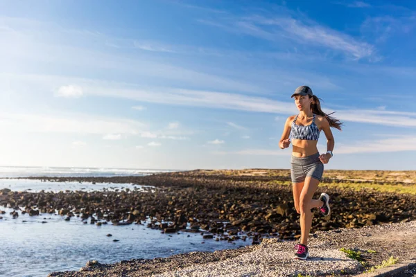 Stile di vita sano donna corridore in esecuzione al di fuori — Foto Stock