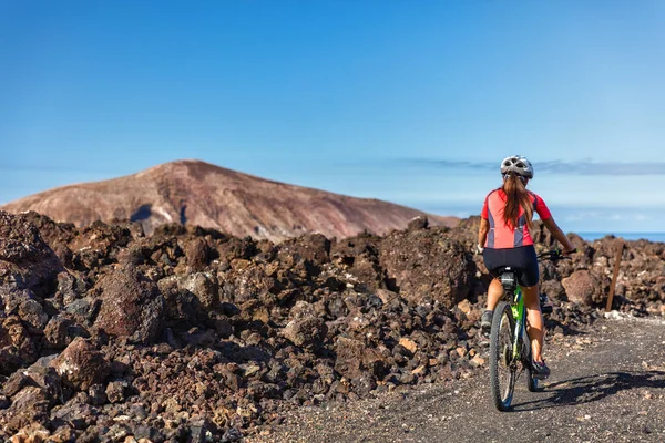Dağ bisikletli kadın MTB bisikletçisi doğa yolunda. — Stok fotoğraf
