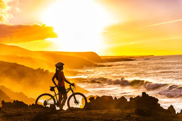 MTB rowerzysta górski patrząc na zachód słońca — Zdjęcie stockowe
