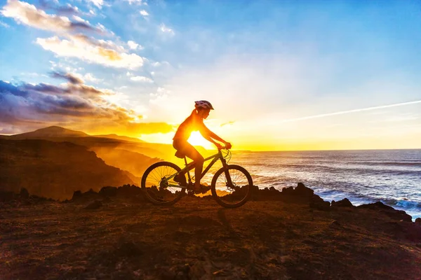 Mountain bike ciclista mulher bicicleta trilha ciclismo — Fotografia de Stock