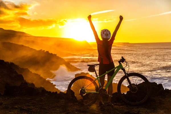 Mutlu MTB dağ bisikleti yarışçıları tezahürat yapıyor. — Stok fotoğraf