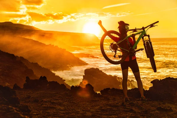 Gün batımında başarılı dağ bisikleti süren MTB kadını. — Stok fotoğraf