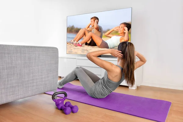 Treino em casa - mulher se exercitando na frente da TV — Fotografia de Stock