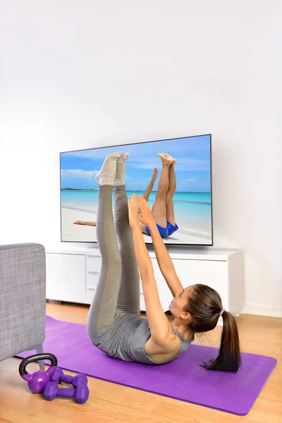 Entrenamiento en casa de fitness ab frente a la televisión —  Fotos de Stock