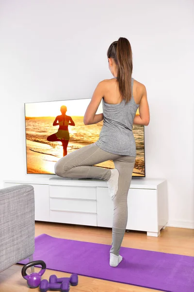 Yoga video vrouw training in huis woonkamer — Stockfoto