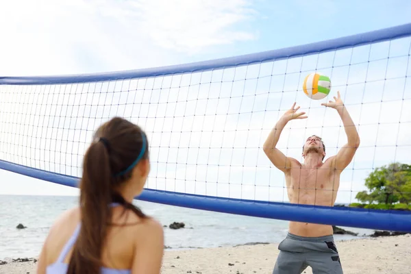 Persone che giocano a beach volley - stile di vita attivo — Foto Stock