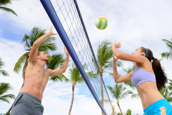 Amigos jugando voleibol playa deporte — Foto de Stock