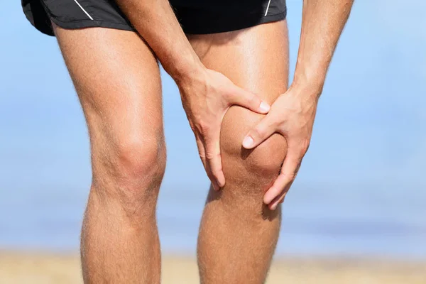 Lesión de corredor - Hombre corriendo con dolor de rodilla —  Fotos de Stock