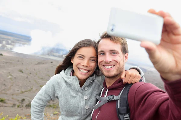 Hawaii - couple sefile by Hawaiian volcano — Stock Photo, Image