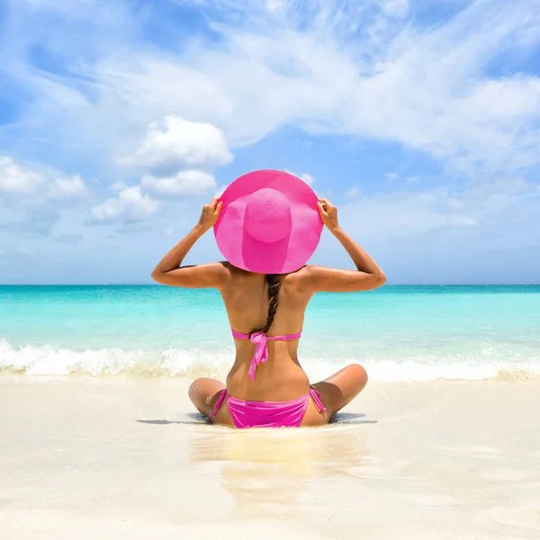 Yaz tatili mutluluğu tasasız güneş şapkalı kadın - Stok İmaj