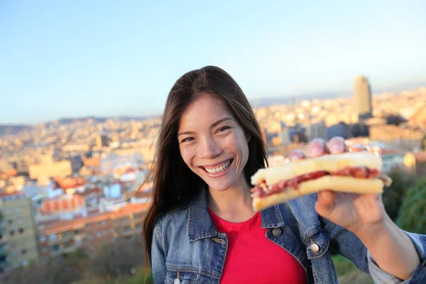 Jamon Serrano Sandwich - donna che mangia a Barcellona — Foto Stock