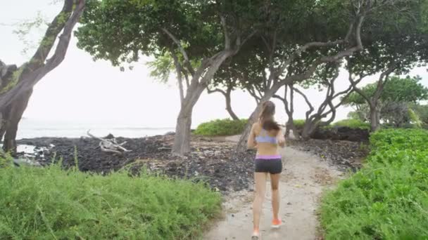 Sportläuferin läuft auf Wanderweg am Strand — Stockvideo