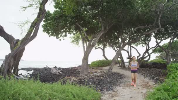 Löpande kvinna löpare på spår vid stranden på sommaren — Stockvideo