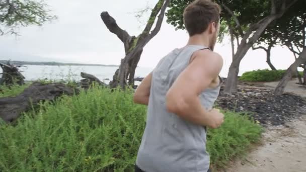 Esporte corredor homem correndo em trilha caminho por praia — Vídeo de Stock