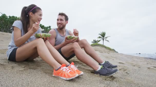 Ensalada - pareja sana de fitness comiendo comida — Vídeos de Stock