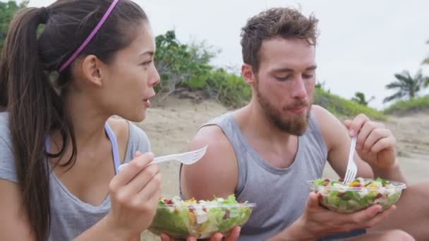 Салат - здоровая пара, питающаяся пищей — стоковое видео