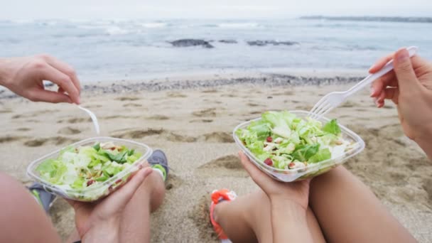 Веганські друзі їдять вегетаріанський салат обід їжа — стокове відео