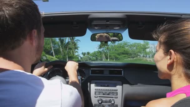 Pareja coche de conducción en viaje por carretera vacaciones de viaje — Vídeo de stock