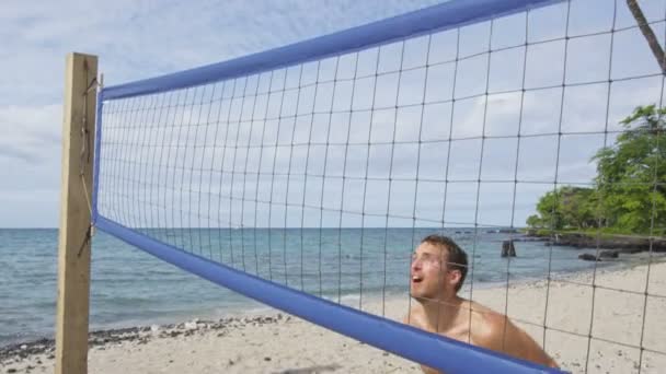 Vôlei de praia homem jogando bloco de bloqueio de voleibol — Vídeo de Stock