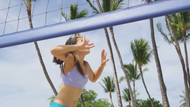 Vôlei de praia mulher jogando vôlei se divertindo — Vídeo de Stock