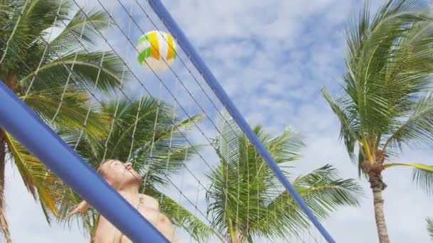 Olahraga bola voli pantai di musim panas manusia melempar bola — Stok Video