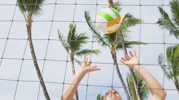 Пляжний волейбол спорт в літній людині встановлює м'яч — стокове відео