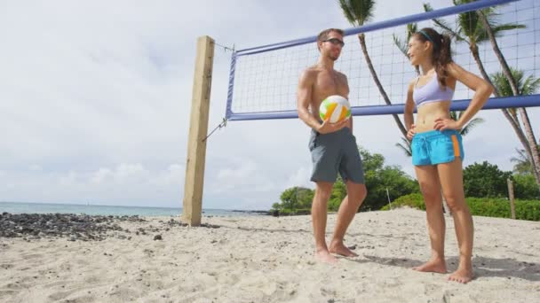 Beach volejbal - lidé hrají aktivní životní styl — Stock video