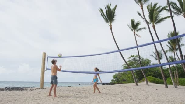 Vänner som spelar beachvolleyboll - aktiv livsstil — Stockvideo