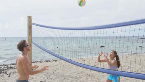 Gente jugando voleibol playa - estilo de vida activo — Vídeo de stock